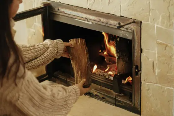 Poêle à bois qui fume porte fermée - Causes et solutions